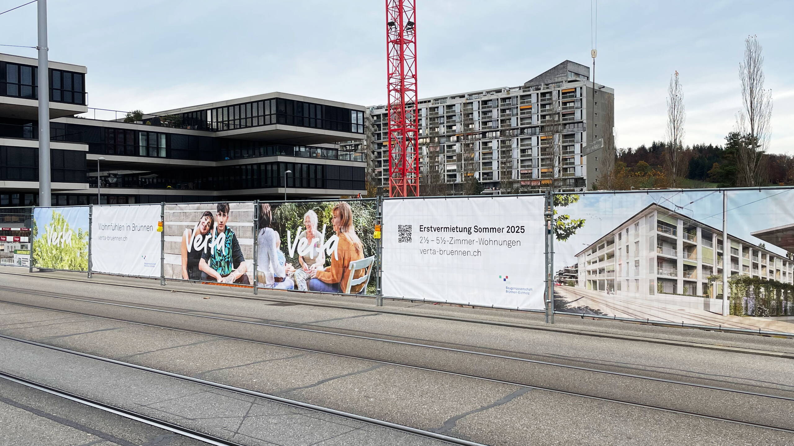 Bauzaun mit diversen Blachen